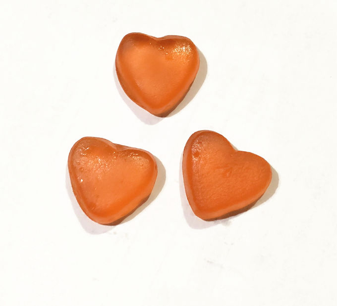 La fraise drôle de vitamines gommeuses délicieuses de fruit a conçu petit 60g en forme de coeur par sac